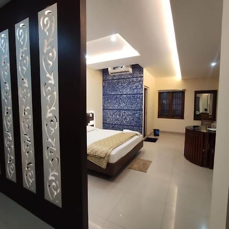 Issacs Regency Hotel สุลต่านบาเทรี ภายนอก รูปภาพ