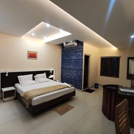 Issacs Regency Hotel สุลต่านบาเทรี ภายนอก รูปภาพ