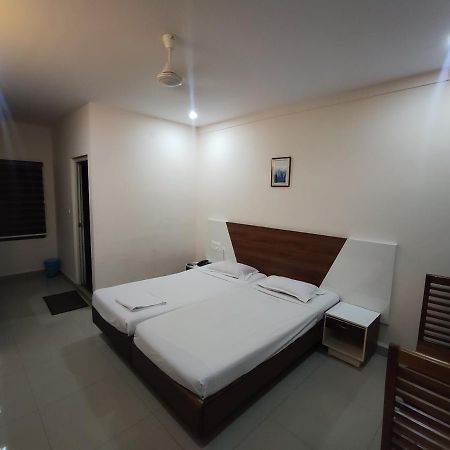 Issacs Regency Hotel สุลต่านบาเทรี ภายนอก รูปภาพ