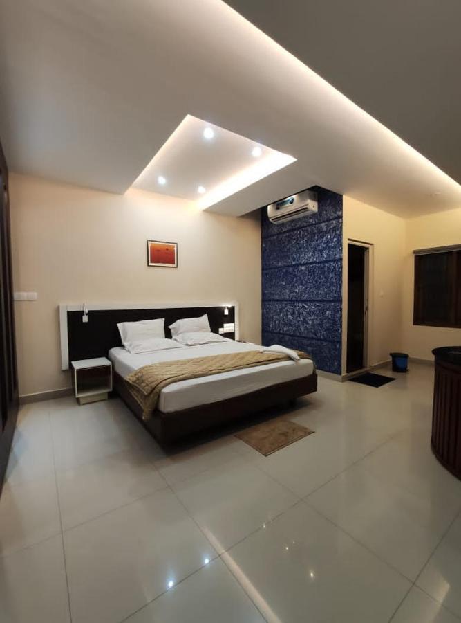 Issacs Regency Hotel สุลต่านบาเทรี ภายนอก รูปภาพ