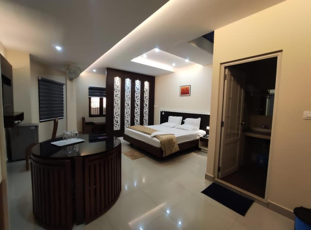 Issacs Regency Hotel สุลต่านบาเทรี ภายนอก รูปภาพ