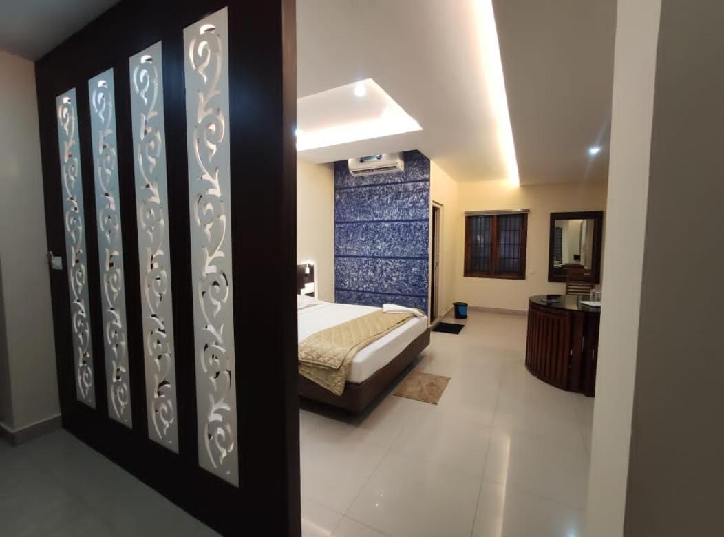Issacs Regency Hotel สุลต่านบาเทรี ภายนอก รูปภาพ