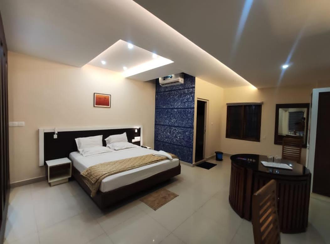 Issacs Regency Hotel สุลต่านบาเทรี ภายนอก รูปภาพ
