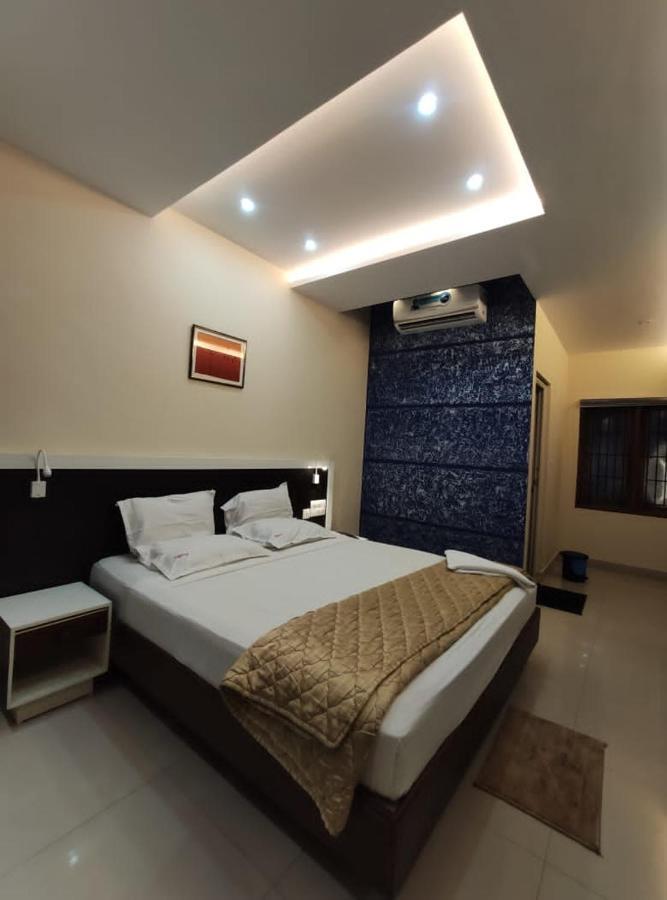 Issacs Regency Hotel สุลต่านบาเทรี ภายนอก รูปภาพ