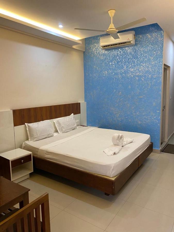 Issacs Regency Hotel สุลต่านบาเทรี ภายนอก รูปภาพ