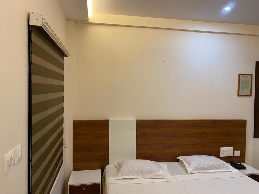 Issacs Regency Hotel สุลต่านบาเทรี ภายนอก รูปภาพ