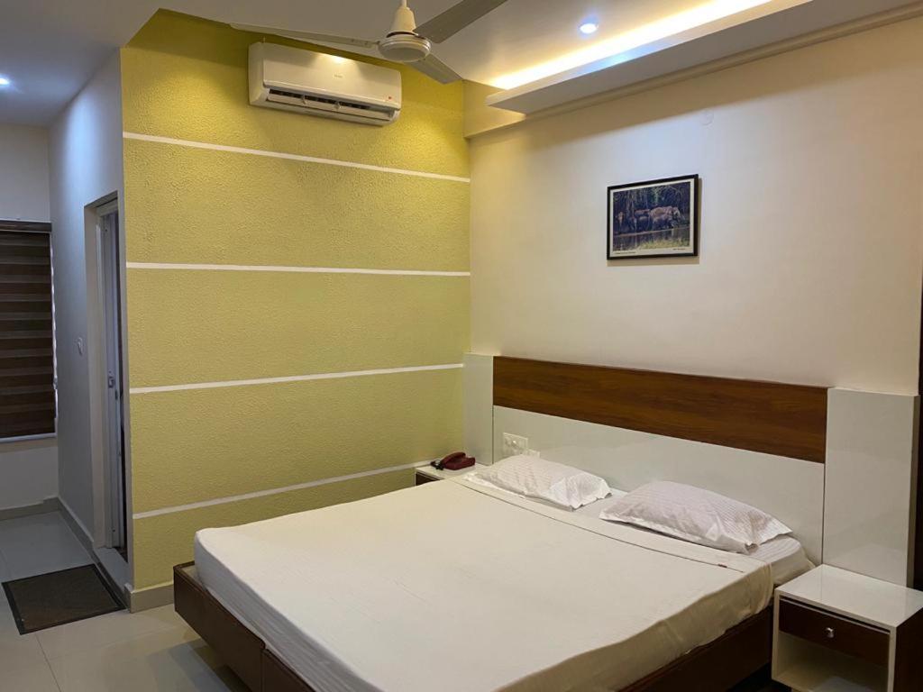 Issacs Regency Hotel สุลต่านบาเทรี ภายนอก รูปภาพ