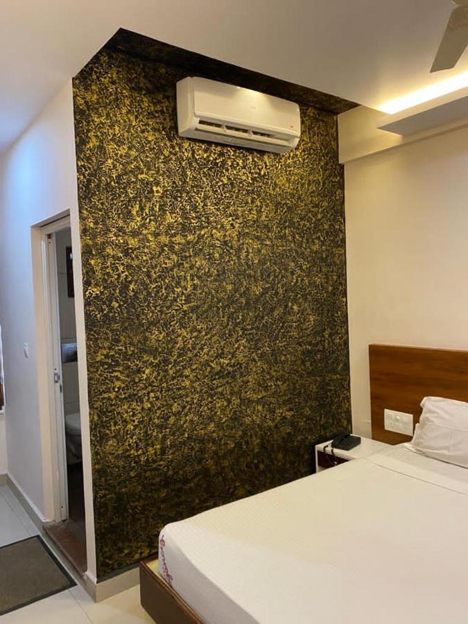 Issacs Regency Hotel สุลต่านบาเทรี ภายนอก รูปภาพ