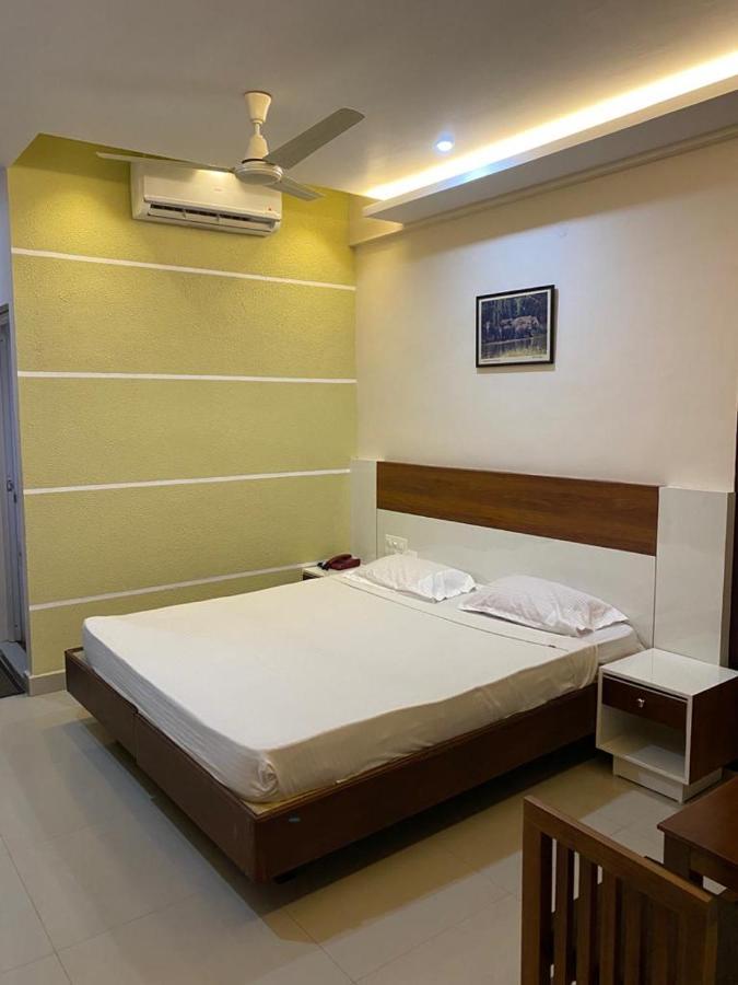 Issacs Regency Hotel สุลต่านบาเทรี ภายนอก รูปภาพ