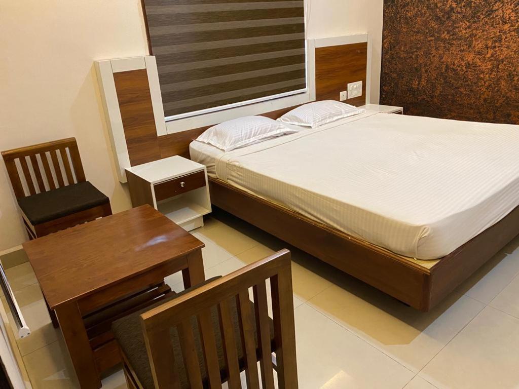 Issacs Regency Hotel สุลต่านบาเทรี ภายนอก รูปภาพ