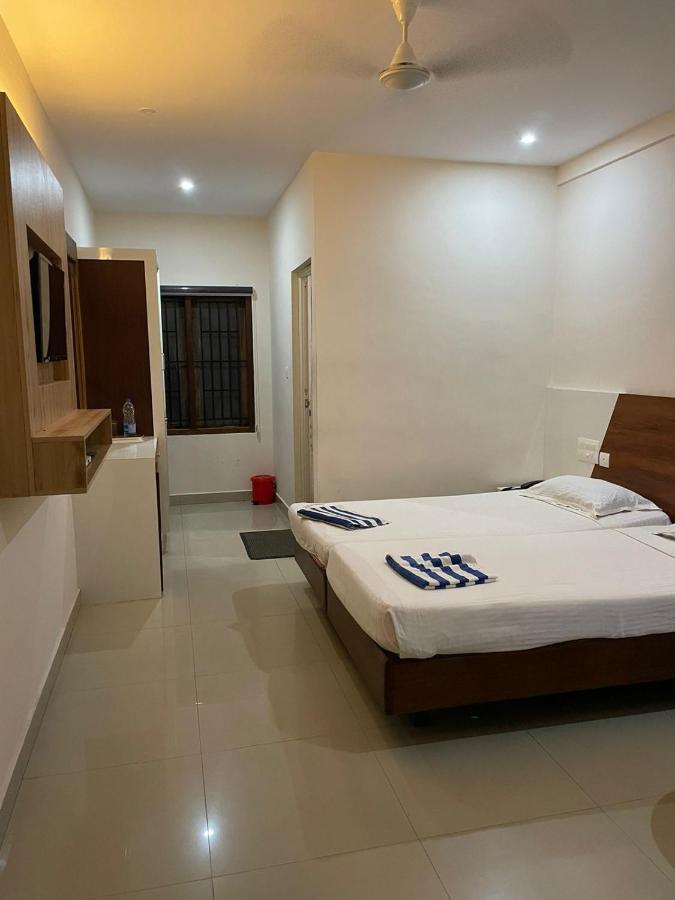 Issacs Regency Hotel สุลต่านบาเทรี ภายนอก รูปภาพ