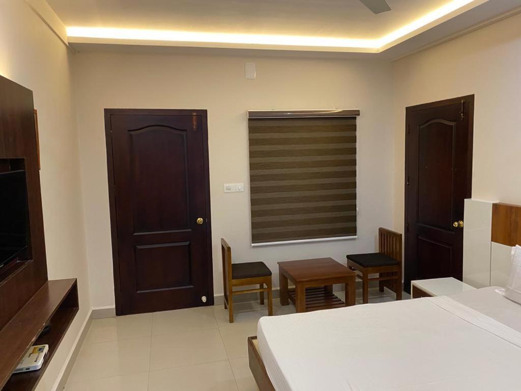 Issacs Regency Hotel สุลต่านบาเทรี ภายนอก รูปภาพ