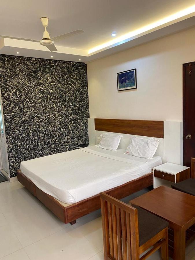 Issacs Regency Hotel สุลต่านบาเทรี ภายนอก รูปภาพ