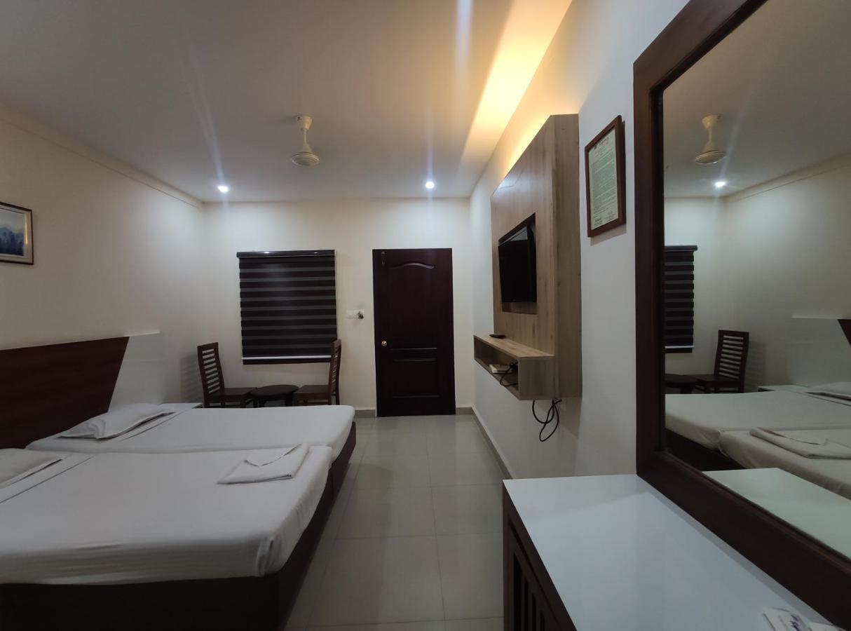 Issacs Regency Hotel สุลต่านบาเทรี ภายนอก รูปภาพ