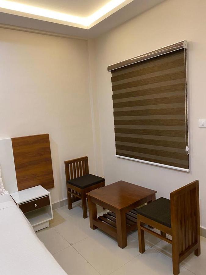 Issacs Regency Hotel สุลต่านบาเทรี ภายนอก รูปภาพ