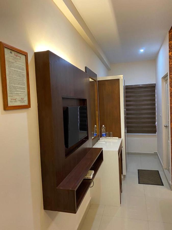Issacs Regency Hotel สุลต่านบาเทรี ภายนอก รูปภาพ