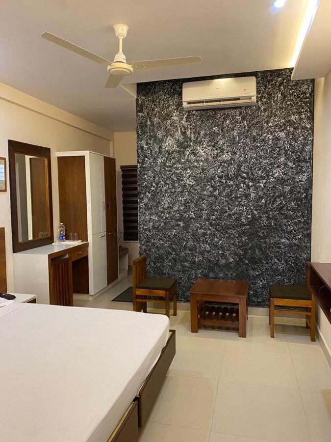 Issacs Regency Hotel สุลต่านบาเทรี ภายนอก รูปภาพ