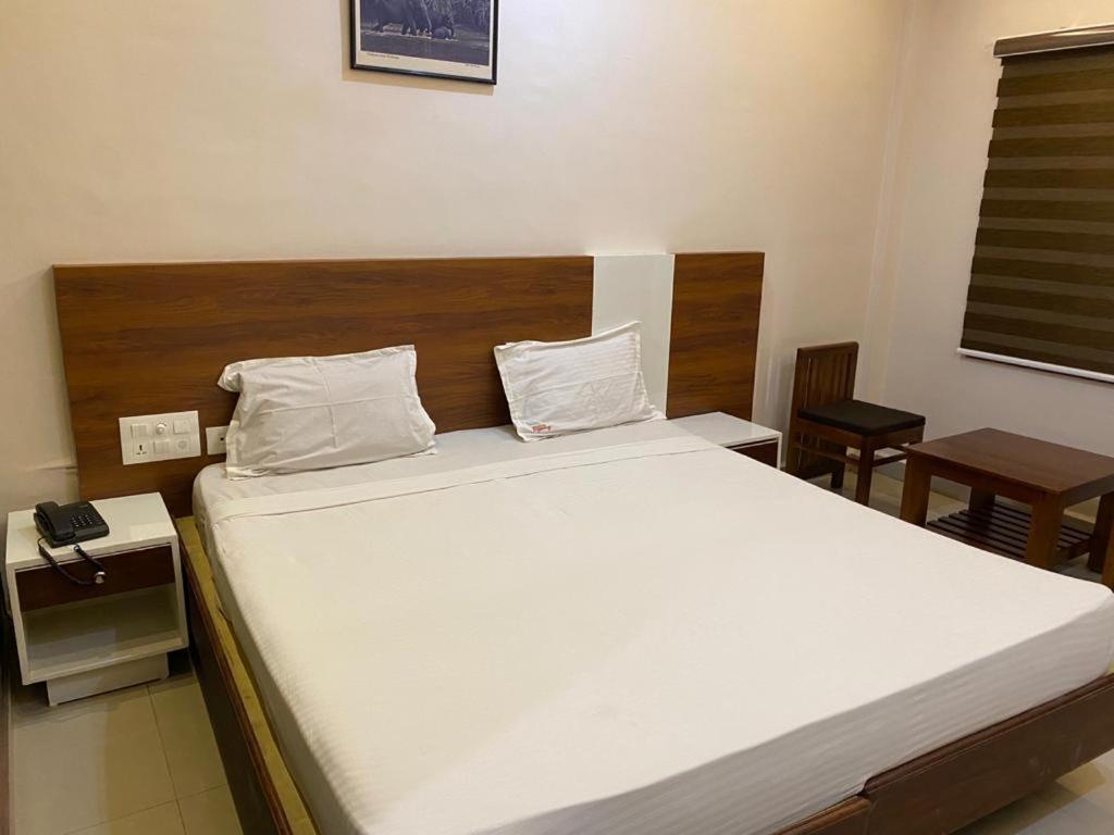 Issacs Regency Hotel สุลต่านบาเทรี ภายนอก รูปภาพ