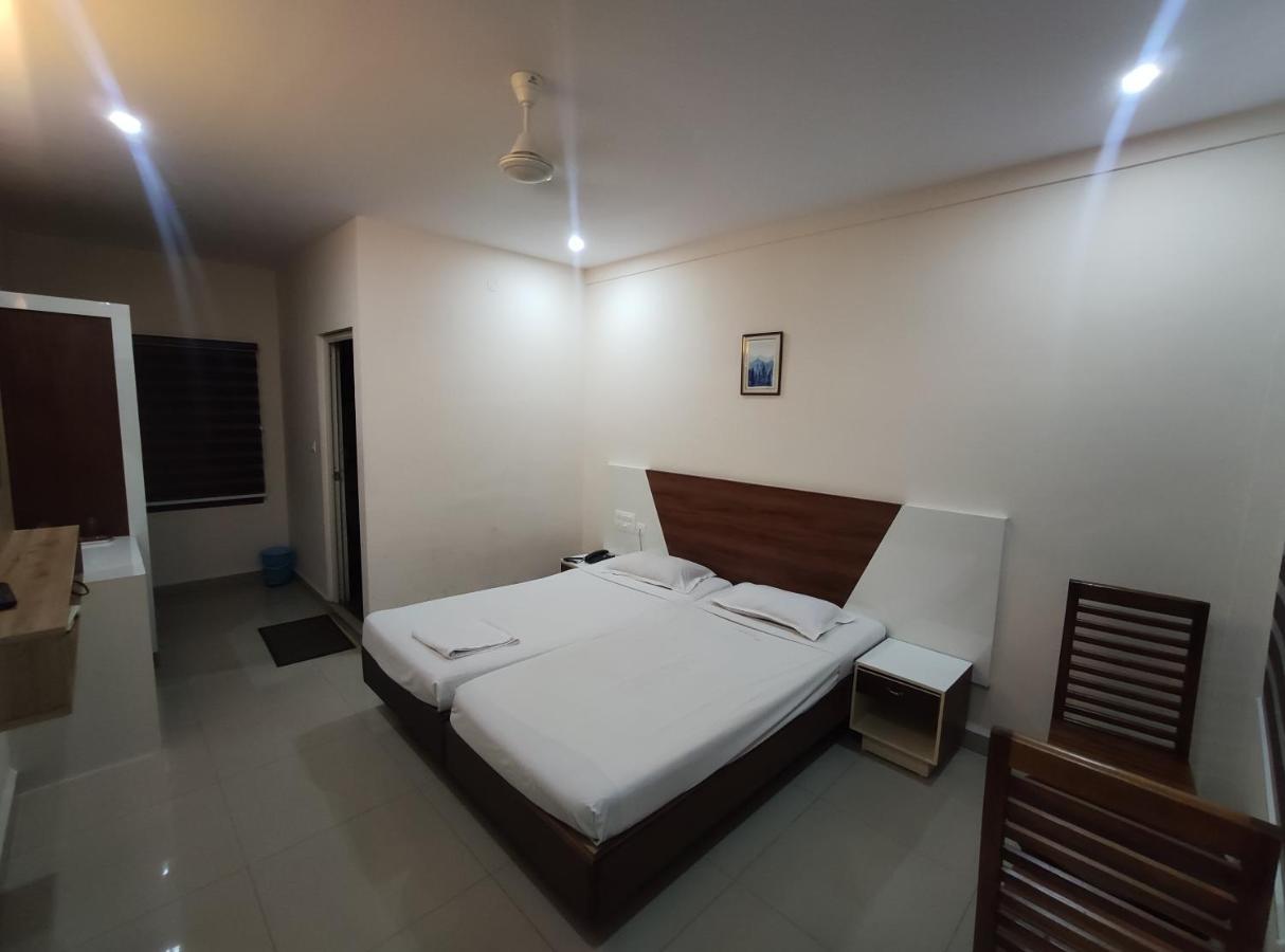 Issacs Regency Hotel สุลต่านบาเทรี ภายนอก รูปภาพ