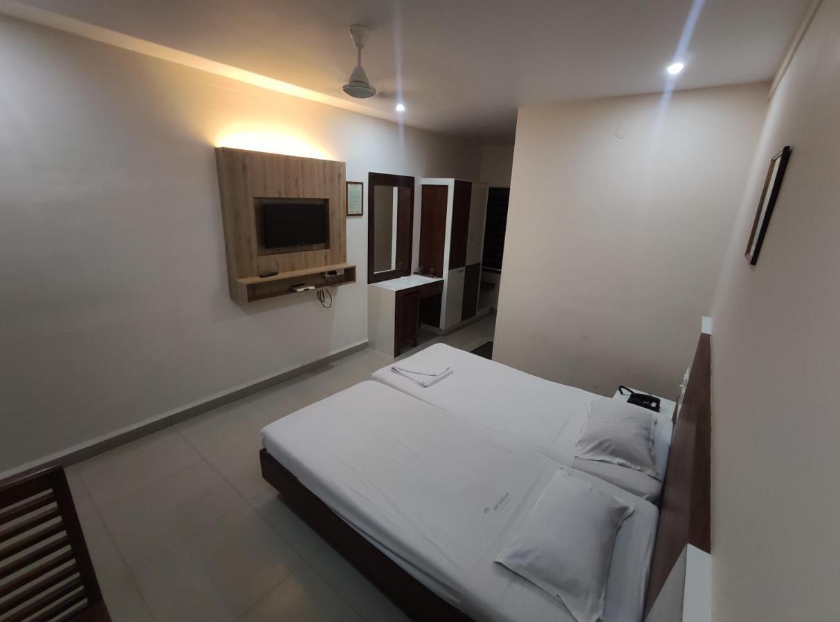 Issacs Regency Hotel สุลต่านบาเทรี ภายนอก รูปภาพ
