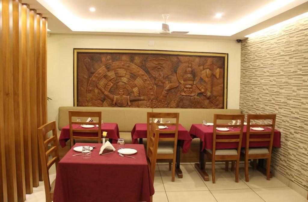 Issacs Regency Hotel สุลต่านบาเทรี ภายนอก รูปภาพ