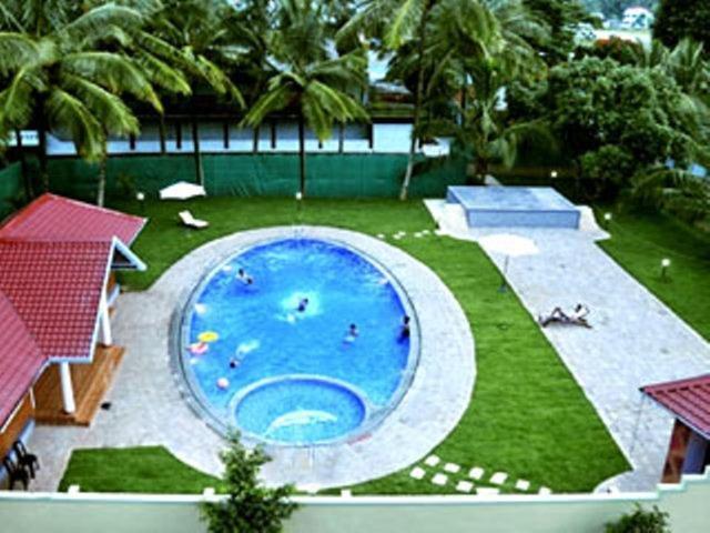 Issacs Regency Hotel สุลต่านบาเทรี ภายนอก รูปภาพ