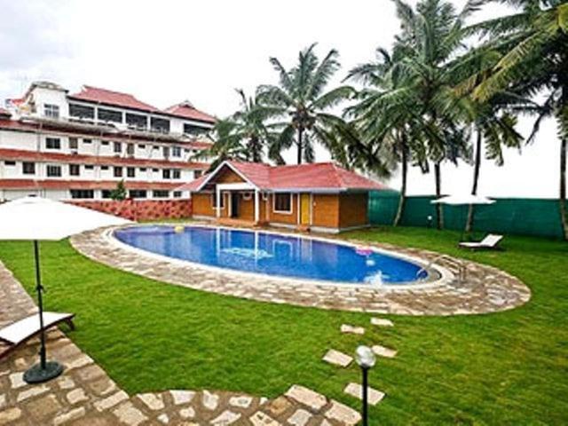 Issacs Regency Hotel สุลต่านบาเทรี ภายนอก รูปภาพ